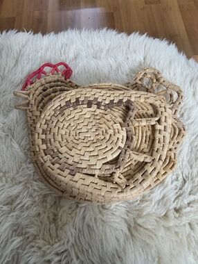 Hanging Woven Rattan Wicker Straw Chicken Trivet Holder with 4 Matching Trivets